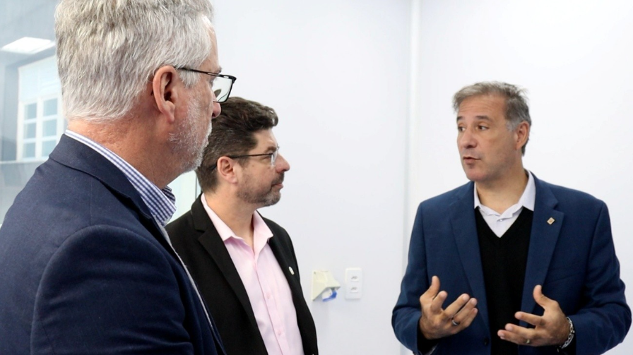 Diretor-Presidente da FUNDUNESP visita CEVAP e conhece a estrutura da V-BioPharma