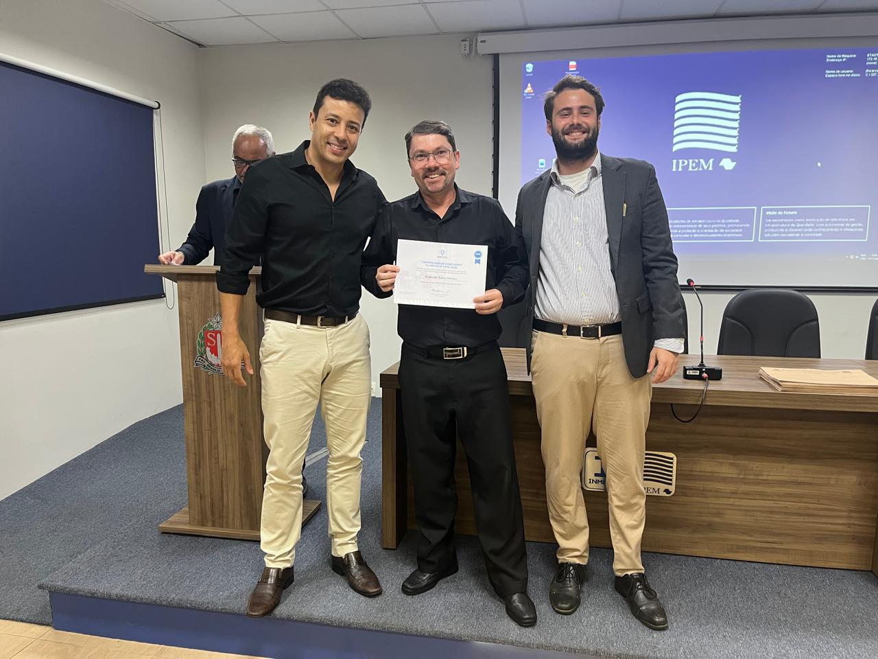Clodoaldo recebendo o certificado