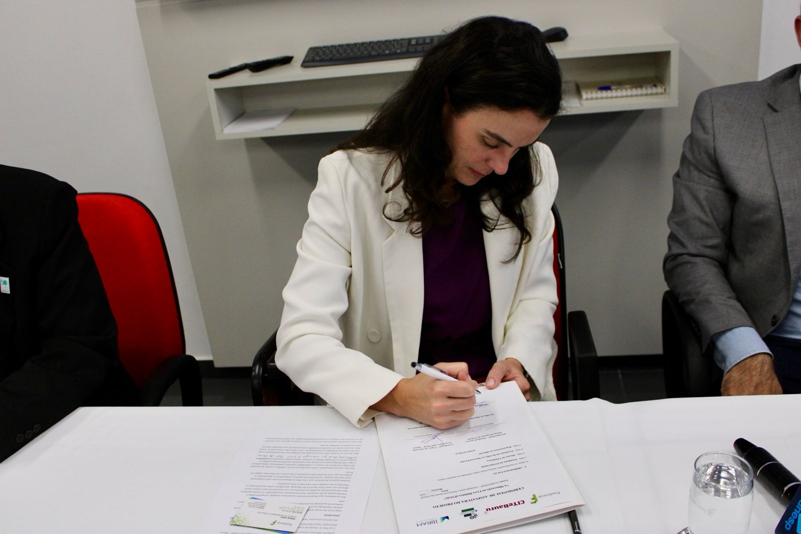 FUNDUNESP participa de assinatura de contrato para projeto sobre mineração nos livros didáticos