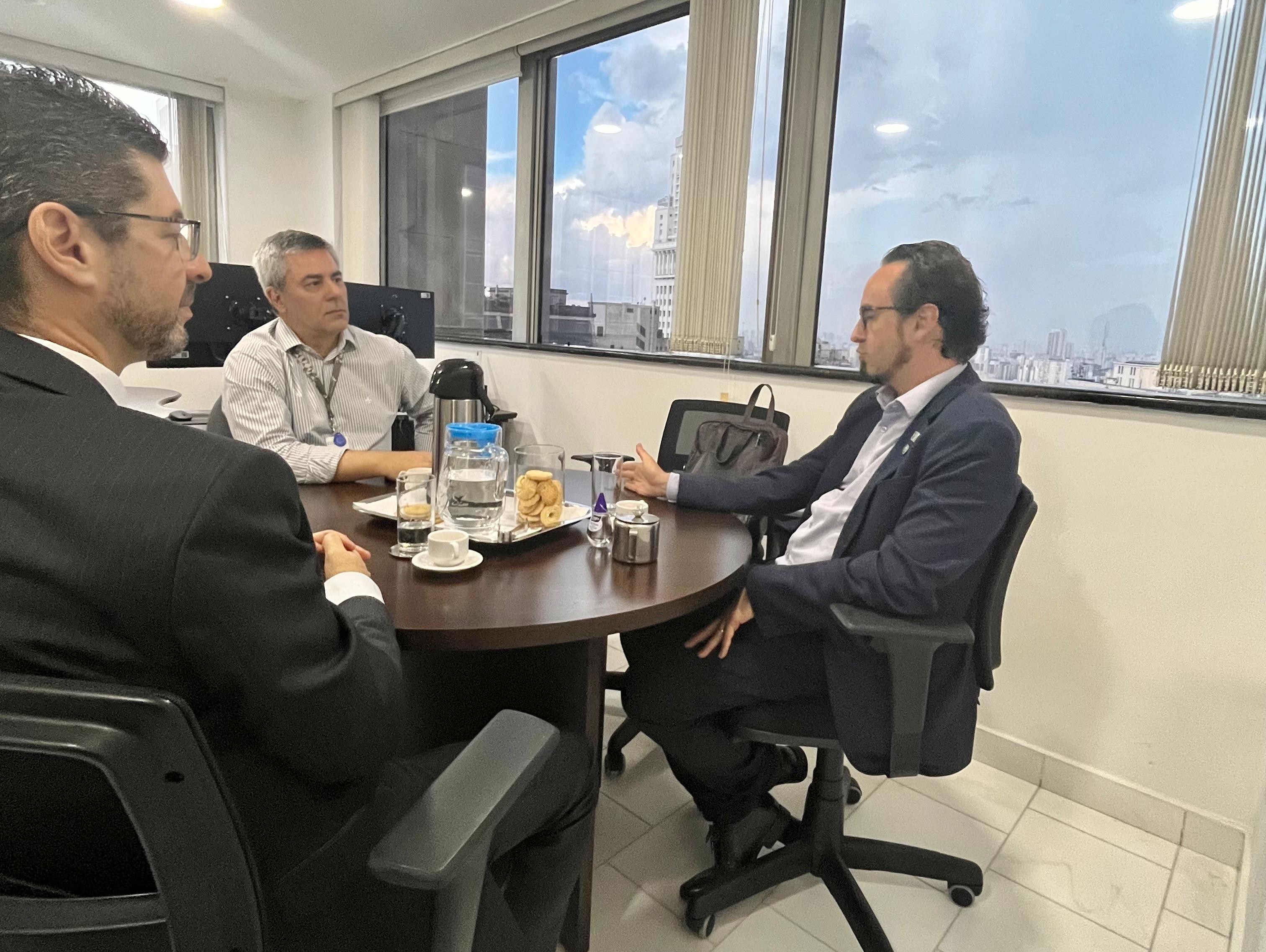 FUNDUNESP recebe representante do CONFIES para visita institucional